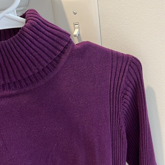 Leo and Nicole plum colored ladies turtleneck size medium - Picture 2 of 8